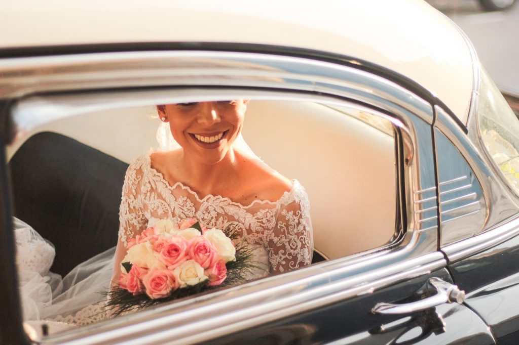 bride, smile, car-5975816.jpg